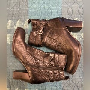 Comfortable mid heel Born ankle bootie!